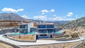 アギア・ペラギアにあるHilltop Luxury Villas with Private Pool and Sea Viewの山頂家