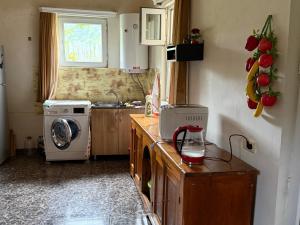 una cocina con lavadora y lavadora en Jancho's Home, 