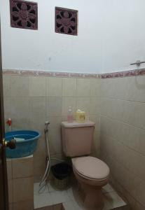 Ένα μπάνιο στο Ndalem Surya Malioboro