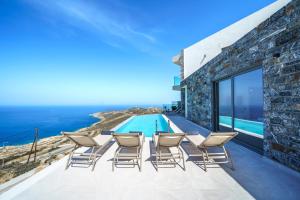 Hồ bơi trong/gần Hilltop Luxury Villas with Private Pool and Sea View