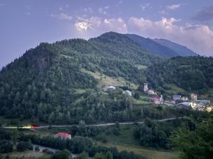vistas a una montaña con una ciudad y una carretera en Jancho's Home, 