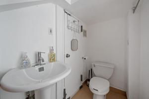 Ένα μπάνιο στο Bowery Two Bedroom
