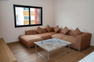 salon z kanapą i stołem w obiekcie Maison Paraíso, apartamento de lujo 1Hab w mieście Ciudad de Malabo