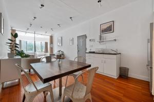 Η κουζίνα ή μικρή κουζίνα στο Bowery Two Bedroom