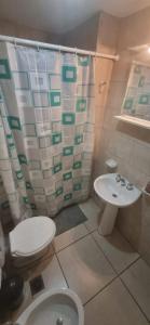 a bathroom with a toilet and a sink at Monoambiente Montevideo in Rosario