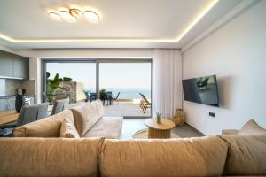 TV/trung tâm giải trí tại Hilltop Luxury Villas with Private Pool and Sea View