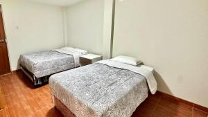 Un pat sau paturi într-o cameră la Habitación tranquila a 15 min de Plaza Norte +14 fotografii