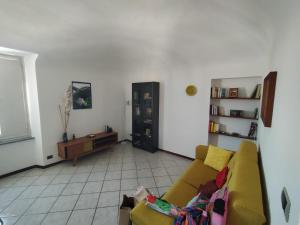 ein Wohnzimmer mit Sofa und Tisch in der Unterkunft BB Dadaumpa in Novi Ligure