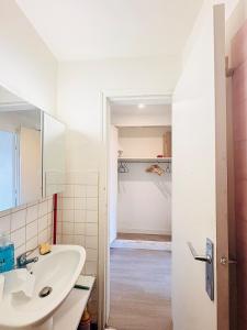 un baño con lavabo y espejo en Studio pour 2 près de la gare, en Melun