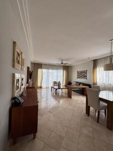 Ruang duduk di Marina view apartment in Fishing Lodge