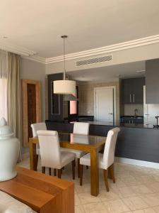 Dapur atau dapur kecil di Marina view apartment in Fishing Lodge