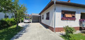 Το κτήριο όπου στεγάζεται  το διαμέρισμα