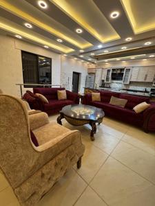 un salon avec des canapés et une table basse dans l'établissement منتجع تل الربيع - Tal Al-Rabi Resort, à Ajloun