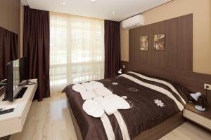 A bed or beds in a room at Aparthotel Paradiso