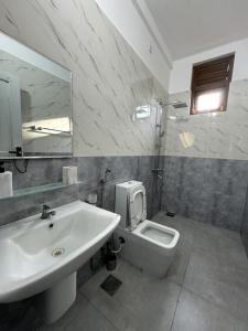 un bagno con lavandino e WC di New 3-Bedroom House in Jaffna near Nallur Kovil a Jaffna Altre 6 foto