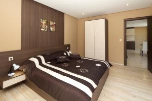 A bed or beds in a room at Aparthotel Paradiso