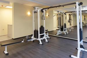 The fitness centre and/or fitness facilities at Aparthotel Paradiso