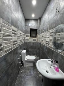 une salle de bain avec un lavabo et des toilettes dans l'établissement منتجع تل الربيع - Tal Al-Rabi Resort, à Ajloun 19 autres photos