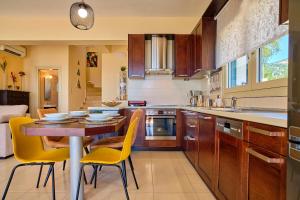 Η κουζίνα ή μικρή κουζίνα στο Villa Kallisti - Sea View & Private Pool