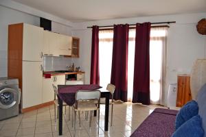 a kitchen with a table and chairs in a room at Central Apartamento Fogo 101 in Santa Maria