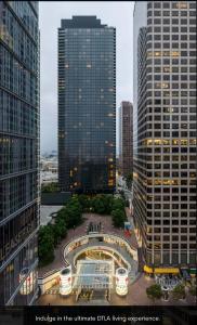 una vista aérea de una ciudad con edificios altos en Sky High at Beaudry 2 Bed Apt WITH FREE PARKING, en Los Ángeles