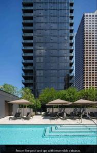 una piscina con sombrillas, mesas y sillas en Sky High at Beaudry 2 Bed Apt WITH FREE PARKING, en Los Ángeles