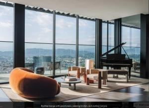 sala de estar con piano de cola y sofá en Sky High at Beaudry 2 Bed Apt WITH FREE PARKING, en Los Ángeles