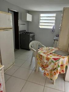 アルコヴェルデにあるCASA MOBILIADA Arcoverde - Pernambucoのテーブルと冷蔵庫のある小さなキッチン