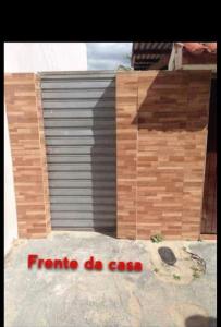 アルコヴェルデにあるCASA MOBILIADA Arcoverde - Pernambucoの建物に金属製のドアが付いた木製のフェンス