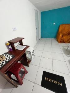 アルコヴェルデにあるCASA MOBILIADA Arcoverde - Pernambucoのデスク、テーブル、椅子が備わる客室です。
