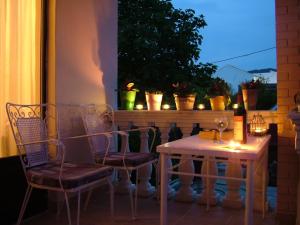 una mesa y sillas en un patio por la noche en Spiridoula apartments en Agios Stefanos