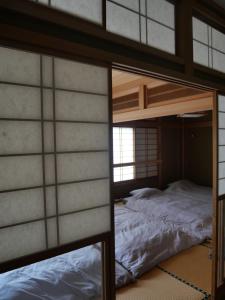 Postel nebo postele na pokoji v ubytování HITOYANE guesthouse-1日1組限定-