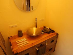 a bathroom with a sink and a mirror at HITOYANE guesthouse-1日1組限定- in Aizuwakamatsu