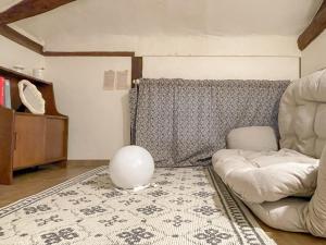 Una sala de estar con un sofá y una pelota sobre una alfombra. en Licensed Private hanok with Courtyard for 7, 10 min to metro, en Busan