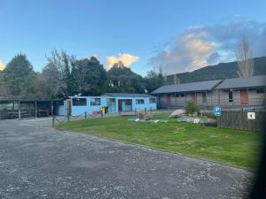 a group of mobile homes in a parking lot at Oasis Motel & Holiday Park Turangi in Turangi