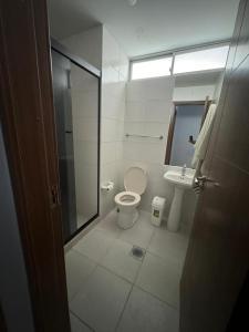 un bagno con un water e un lavandino di Departamento amplio en el corazón de Santa Cruz a Santa Cruz de la Sierra Altre 10 foto
