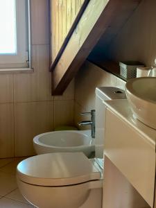 een badkamer met toilet en wastafel bij Beach Villa in Golem in Golem +19 foto's