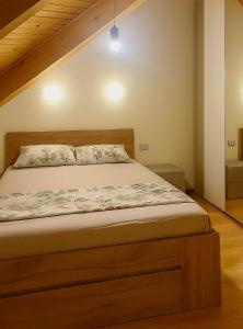 een slaapkamer met een groot bed in een kamer bij Beach Villa in Golem in Golem