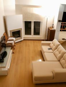 een woonkamer met een bank en een tafel bij Beach Villa in Golem in Golem