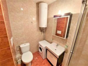 ein kleines Badezimmer mit Toilette und Waschbecken in der Unterkunft Luxury Coastal Dreams Apartment in Sweti Wlas + 18 Fotos