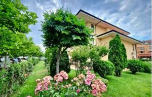 einen Garten mit Blumen und Bäumen vor einem Haus in der Unterkunft Luxury Coastal Dreams Apartment in Sweti Wlas