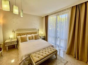 ein Schlafzimmer mit einem großen Bett und einem großen Fenster in der Unterkunft Luxury Coastal Dreams Apartment in Sweti Wlas
