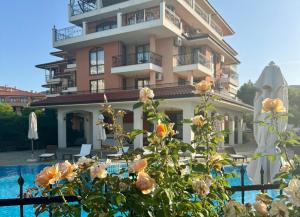 eine Villa mit einem Pool vor einem Gebäude in der Unterkunft Luxury Coastal Dreams Apartment in Sweti Wlas