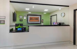 Лобби или стойка регистрации в Extended Stay America Suites - Arlington - Six Flags +23 фотографии