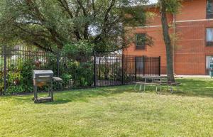 Сад в Extended Stay America Suites - Arlington - Six Flags