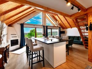 una cucina con ampia finestra e isola cucina di Plivanje u zalazak sunca - Three Bedroom House a Duga Resa