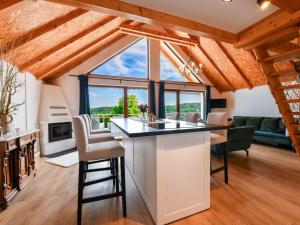 una cucina con ampia finestra e isola cucina di Plivanje u zalazak sunca - Three Bedroom House a Duga Resa