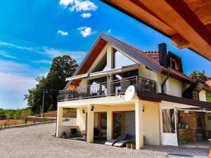 vista su una casa con balcone di Plivanje u zalazak sunca - Three Bedroom House a Duga Resa