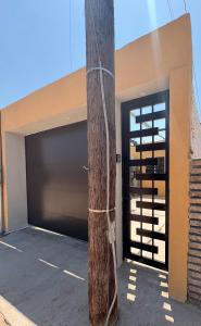 un parcheggio con un garage con un palo e una porta da garage di The Casita a San Luis Río Colorado