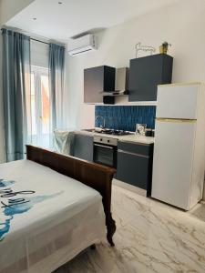 una cucina con un frigorifero bianco e una stufa di Blu Gargano Apartment a Manfredonia Altre 5 foto